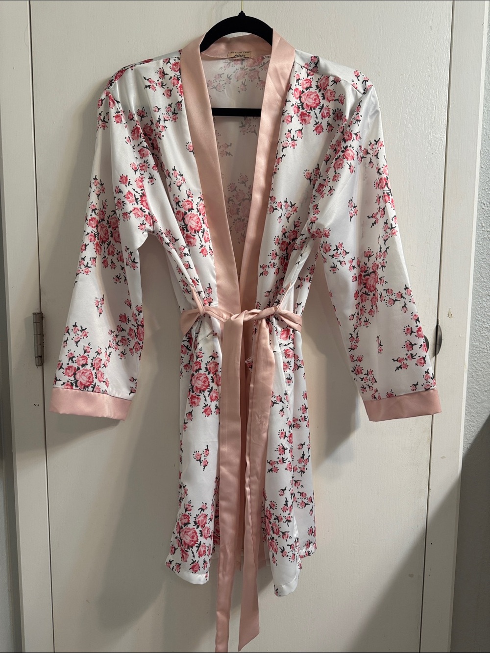 Morgan Lane Pink & White Floral Satin-Trim Robe - One Size